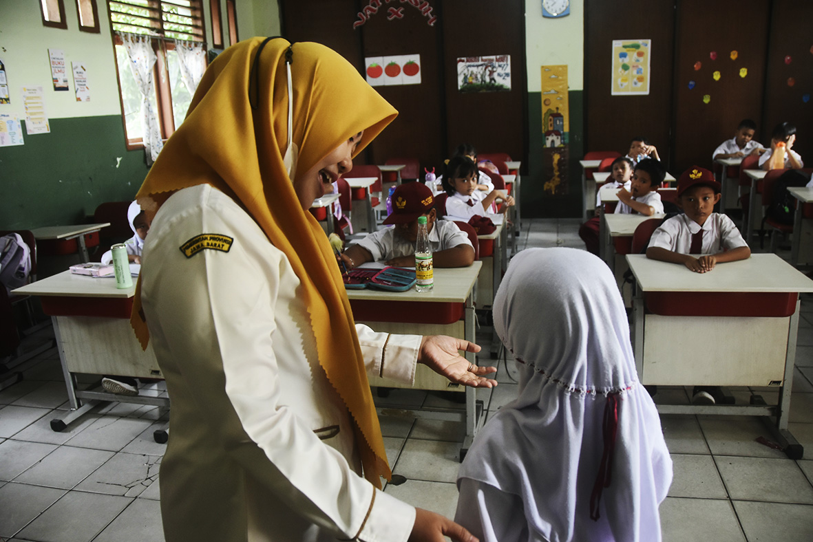 ILUSTRASI: Seorang guru memberikan materi pembelajaran di kelas salahsatu sekolah Kota Bekasi, belum lama ini. RAIZA SEPTIANTO/RADAR BEKASI.
